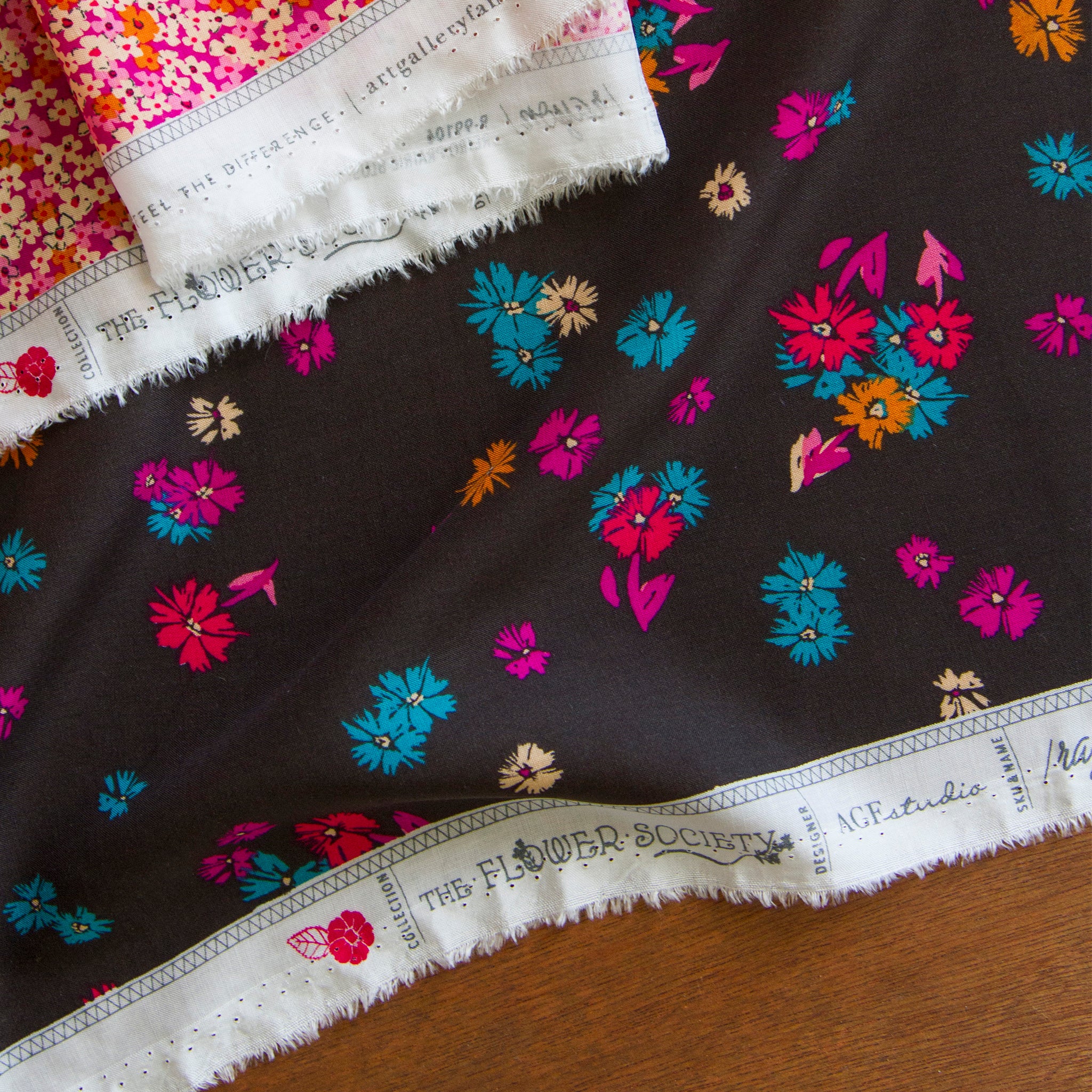 Dreamlike Daisies Fabric in Rayon - Image 2
