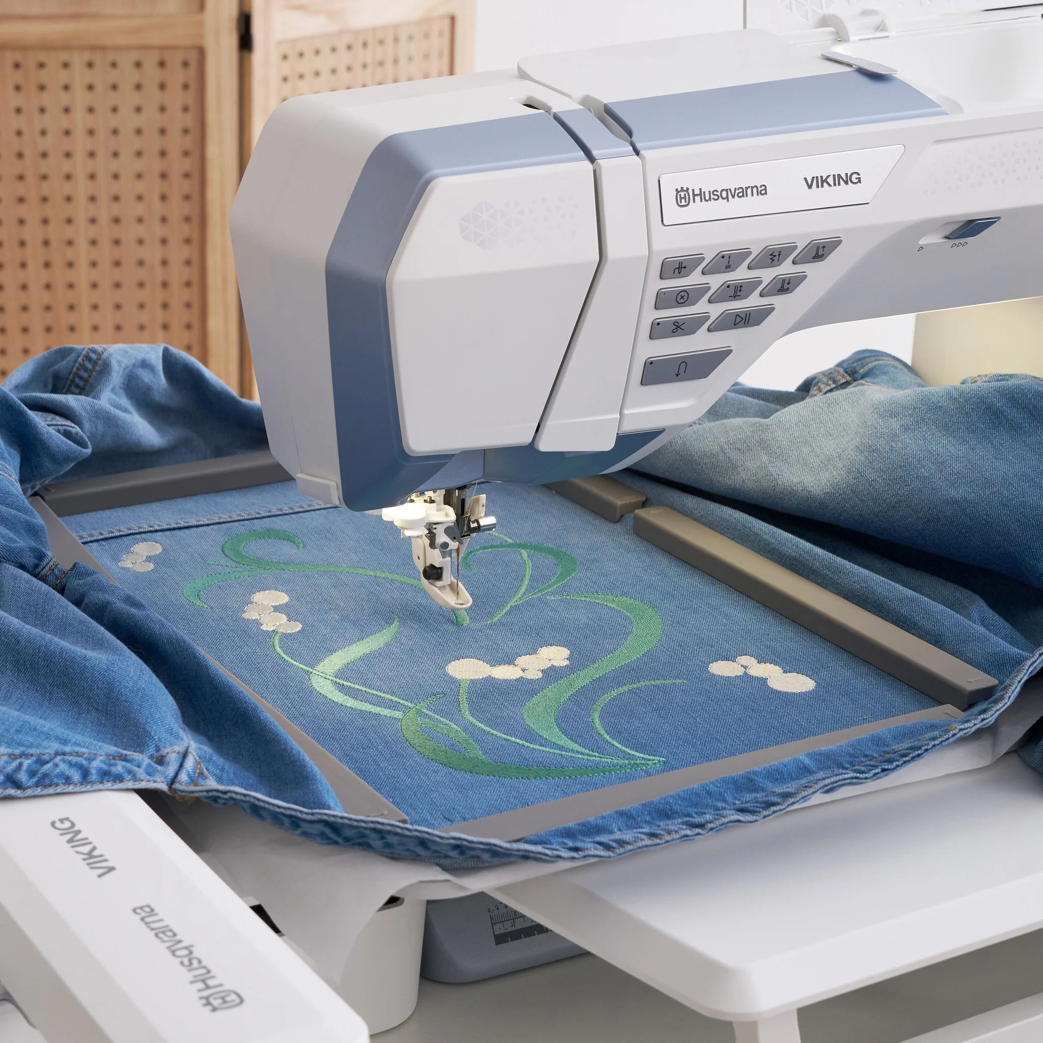 Husqvarna Viking Designer Epic 3 Nordic Frost Sewing & Embroidery Machine - Image 18