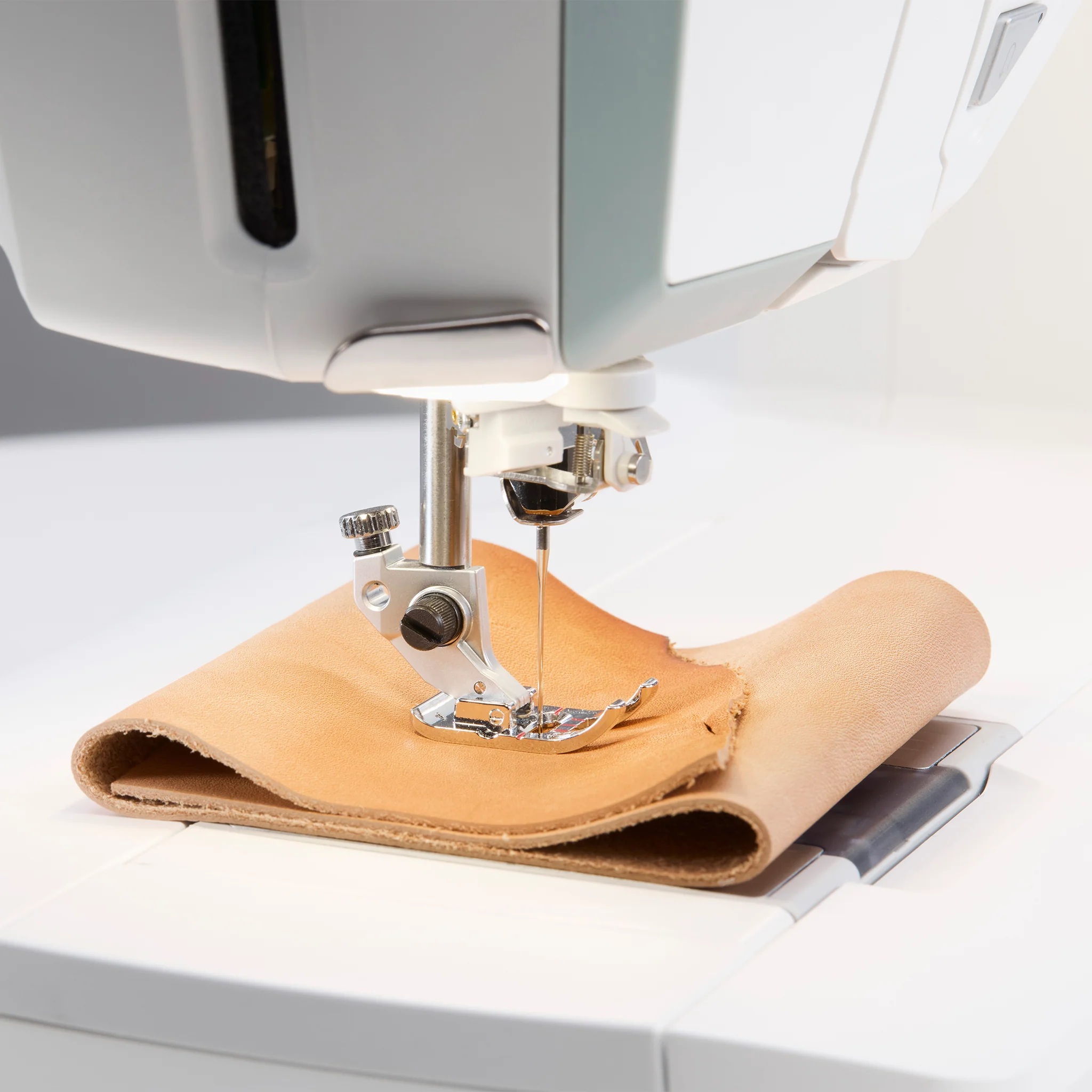 Husqvarna Viking Topaz 55Q Sewing Machine - Image 15