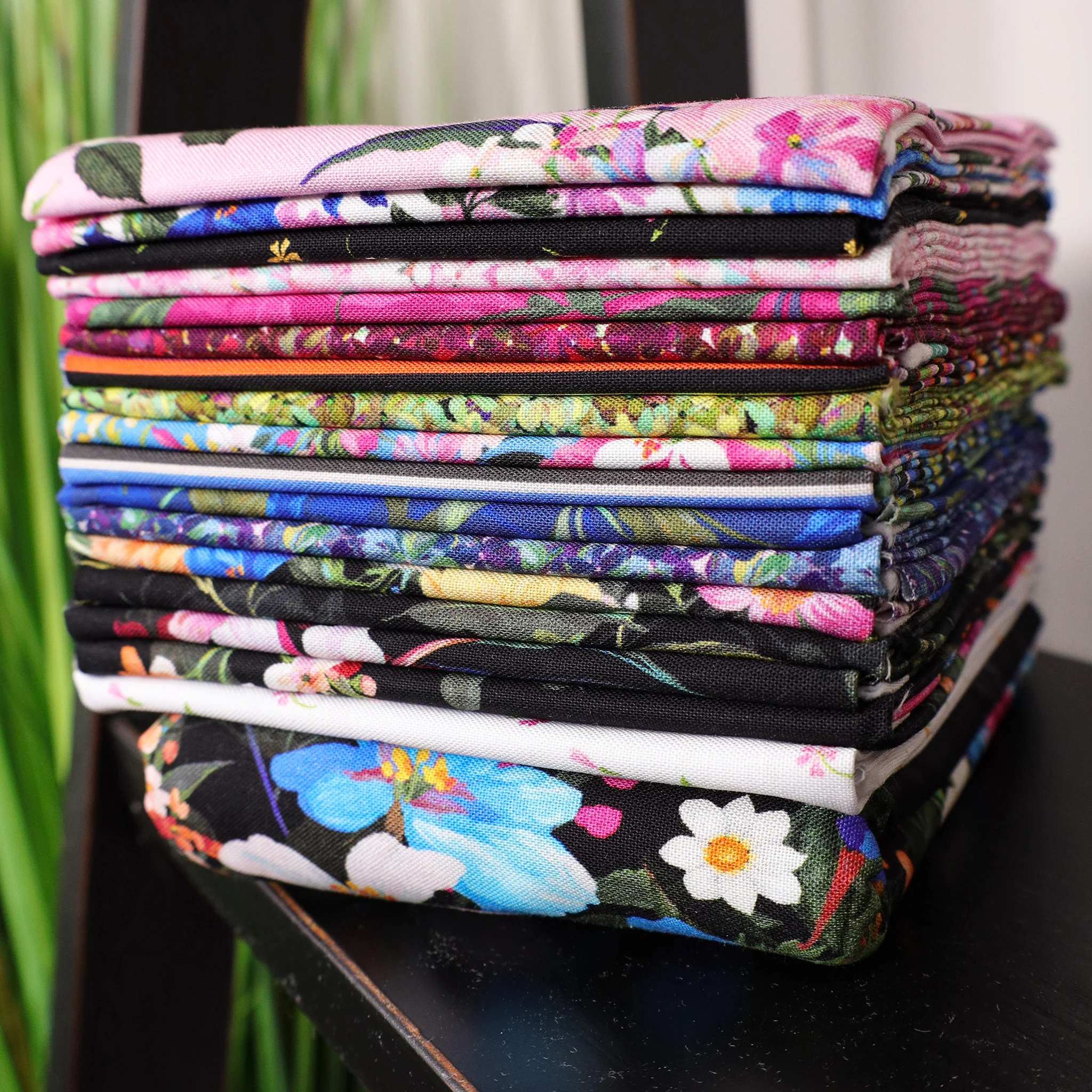 Midnight Blooms 18pc Fat Quarter Bundle - Image 3